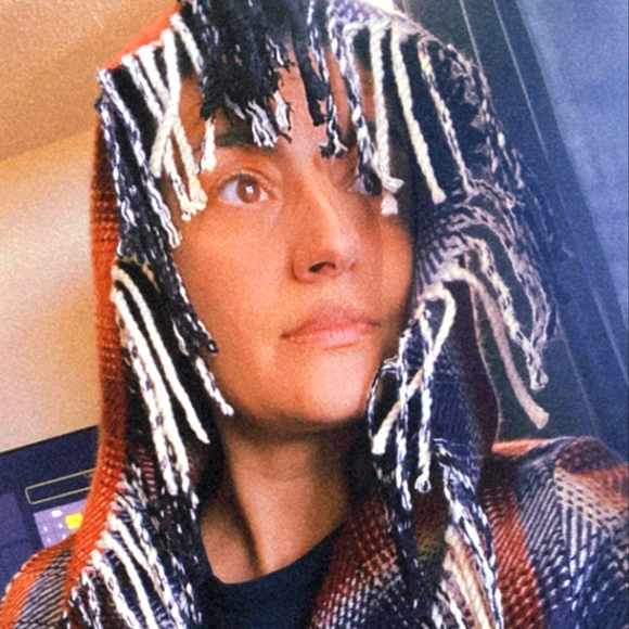 Meet your Posher, Patricia 💛 - Picture 7 of 13